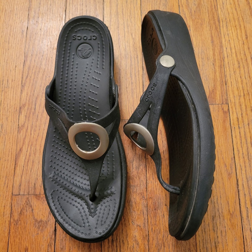 Crocs‎ Sanrah Black Wedge Thong Sandals Silver Ring Beveled Circle Comfort Shoes